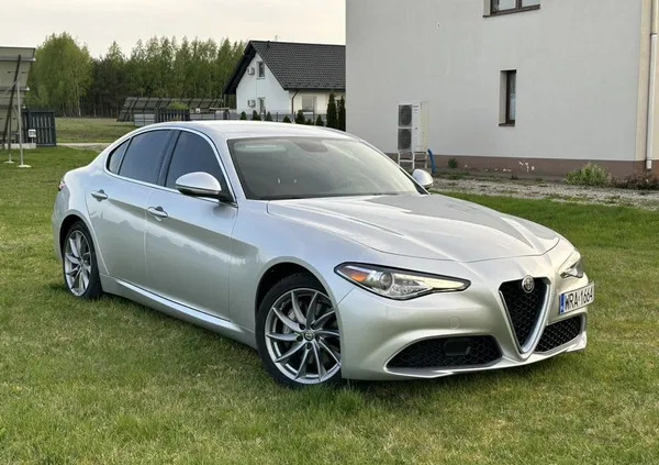 samochody osobowe Alfa Romeo Giulia cena 84900 przebieg: 153700, rok produkcji 2017 z Leśnica